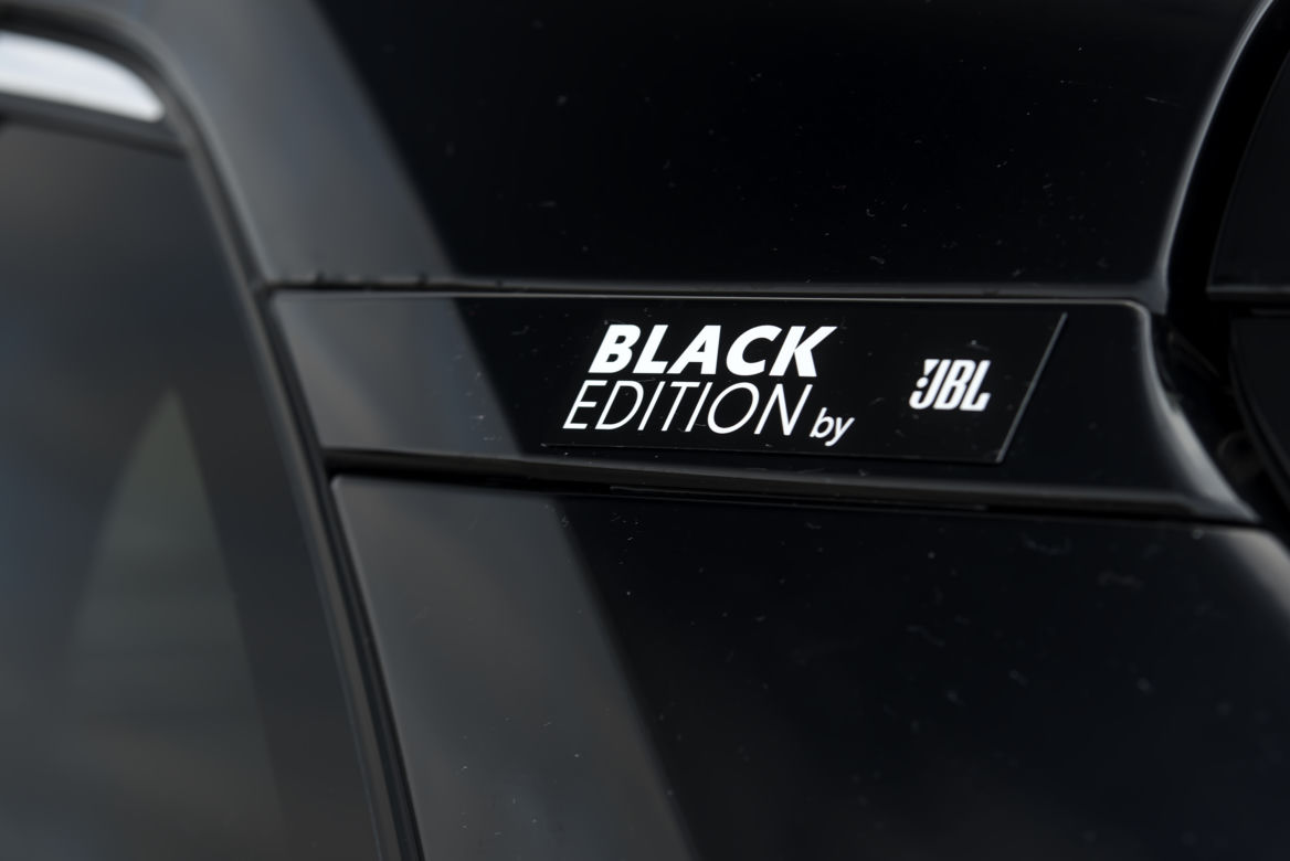 Toyota RAV4 Hybrid i-AWD e-CVT Black Edition by JBL