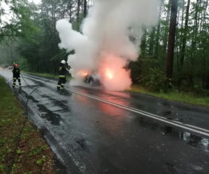 Groza na DW koło Bydgoszczy! Auto stanęło w płomieniach