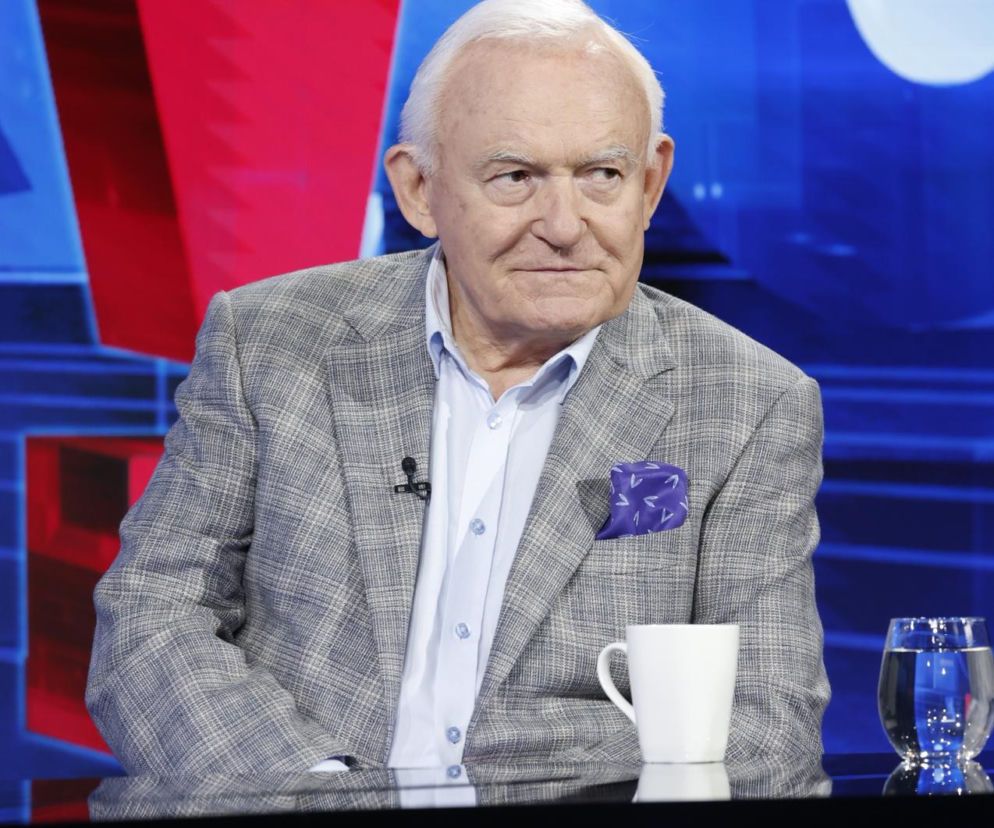 Leszek Miller w szarej marynarce siedzi przy czarnym stole w studiu. O systemie władzy w Rosji przeczytasz w Mediateka.