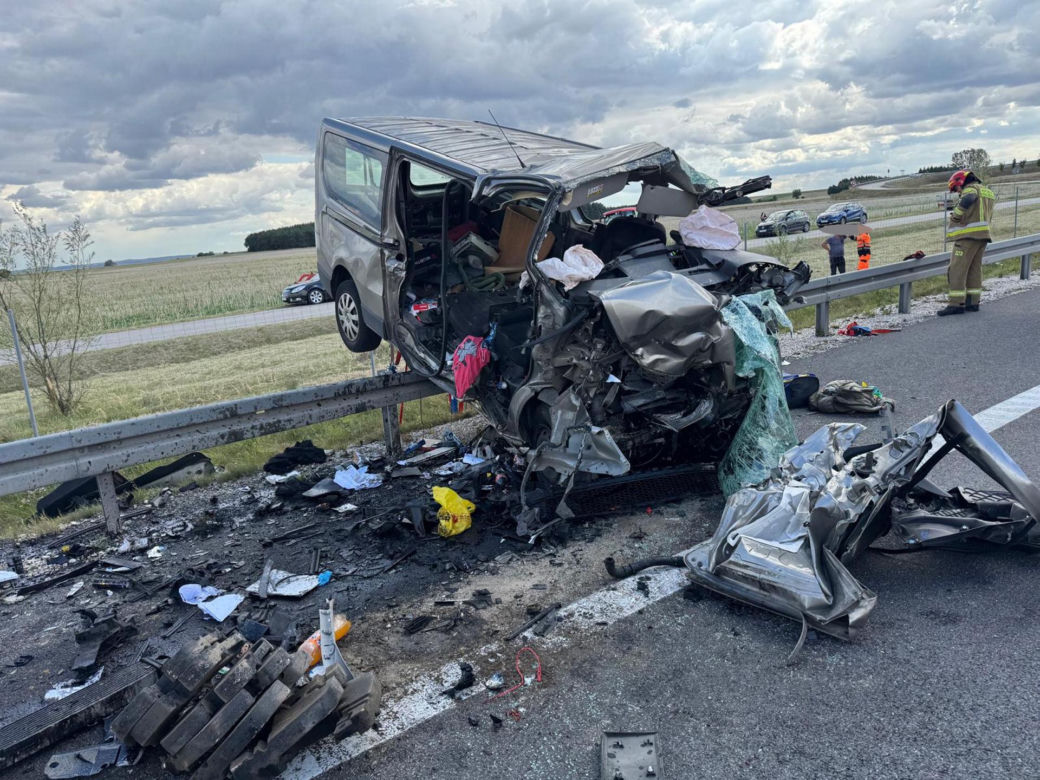 Tragedia na S7 pod Jędrzejowem. Cztery osoby zginęły w zderzeniu busa z ciągnikiem rolniczym [ZDJĘCIA].