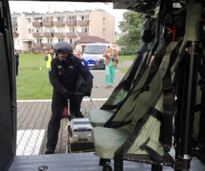 Policyjny Black Hawk z sercem na pokładzie wylądował przed szpitalem we Wrocławiu