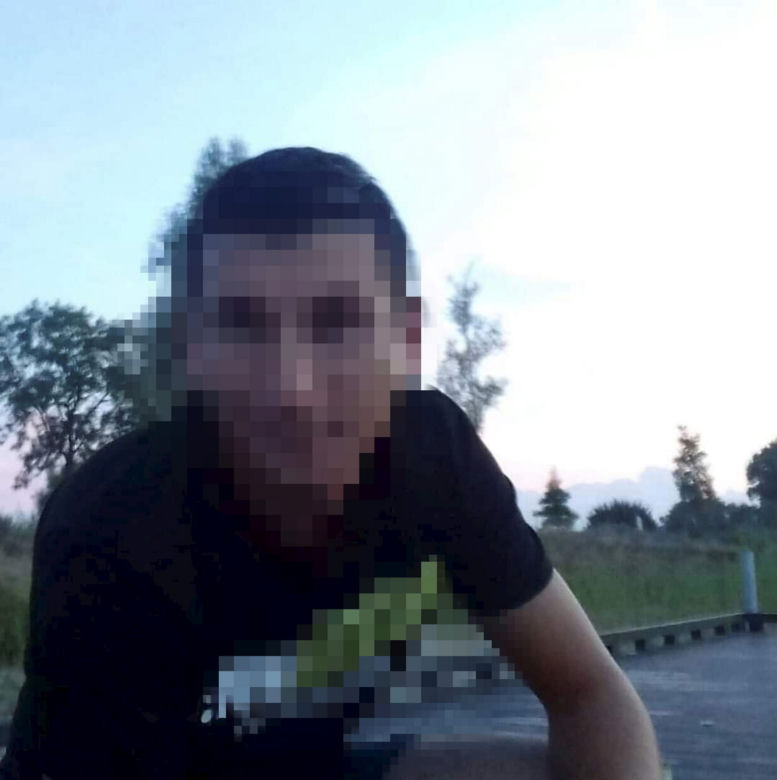 Skatowali Leszka na polnej drodze i odwieźli do domu