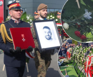 Tak wygląda miejsce spoczynku posła. Wieńce i skromne różyczki