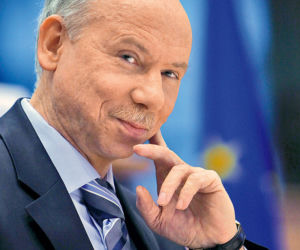 Dostanie milion odprawy