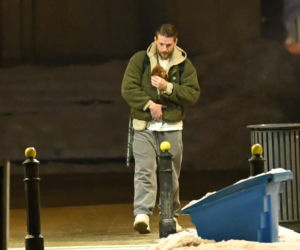 Sebastian Fabijański z pieskiem na spacerze