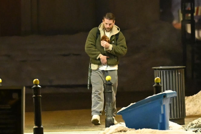 Sebastian Fabijański z pieskiem na spacerze