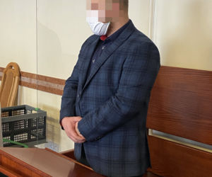 Policjant drogówki postrzelił uciekiniera w pośladek. Stanął przed sądem