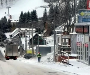 Koszą trawę w śniegu. Takie sceny tylko w Zieleńcu