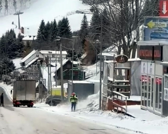 Koszą trawę w śniegu. Takie sceny tylko w Zieleńcu