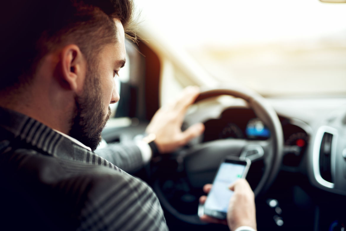 Stracisz prawo jazdy za rozmowę przez telefon