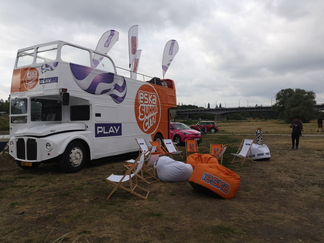 Ekipa Eska Summer City i imprezowy BUS Eski pojawili się na plaży miejskiej ZAGRO Rataje