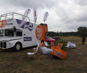 Ekipa Eska Summer City i imprezowy BUS Eski pojawili się na plaży miejskiej ZAGRO Rataje