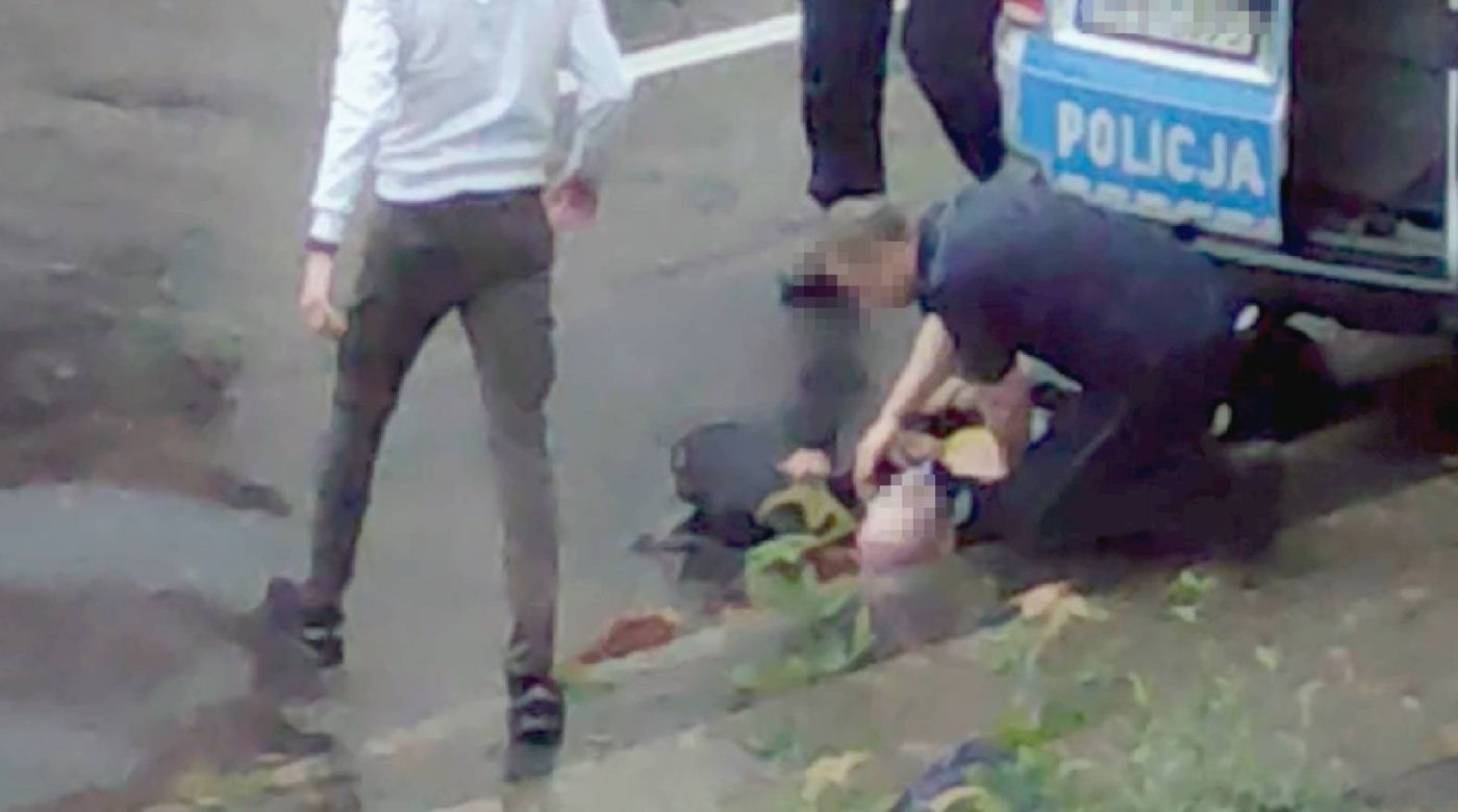 Policjanci próbują zapakować Bartka do radiowozu