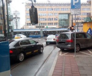 Mistrzyni kierownicy z Krakowa. Zablokowała tramwaj. Na jaw wyszły też inne smaczki! 