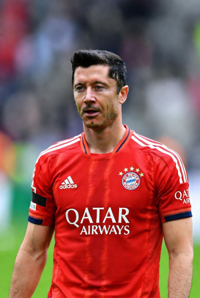 Robert Lewandowski w koszulkach różnych klubów