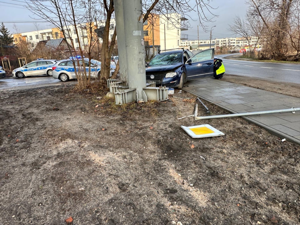  Huknął w słup i uciekł z miejsca wypadku. W aucie zostawił rannego pasażera. Trwa obława