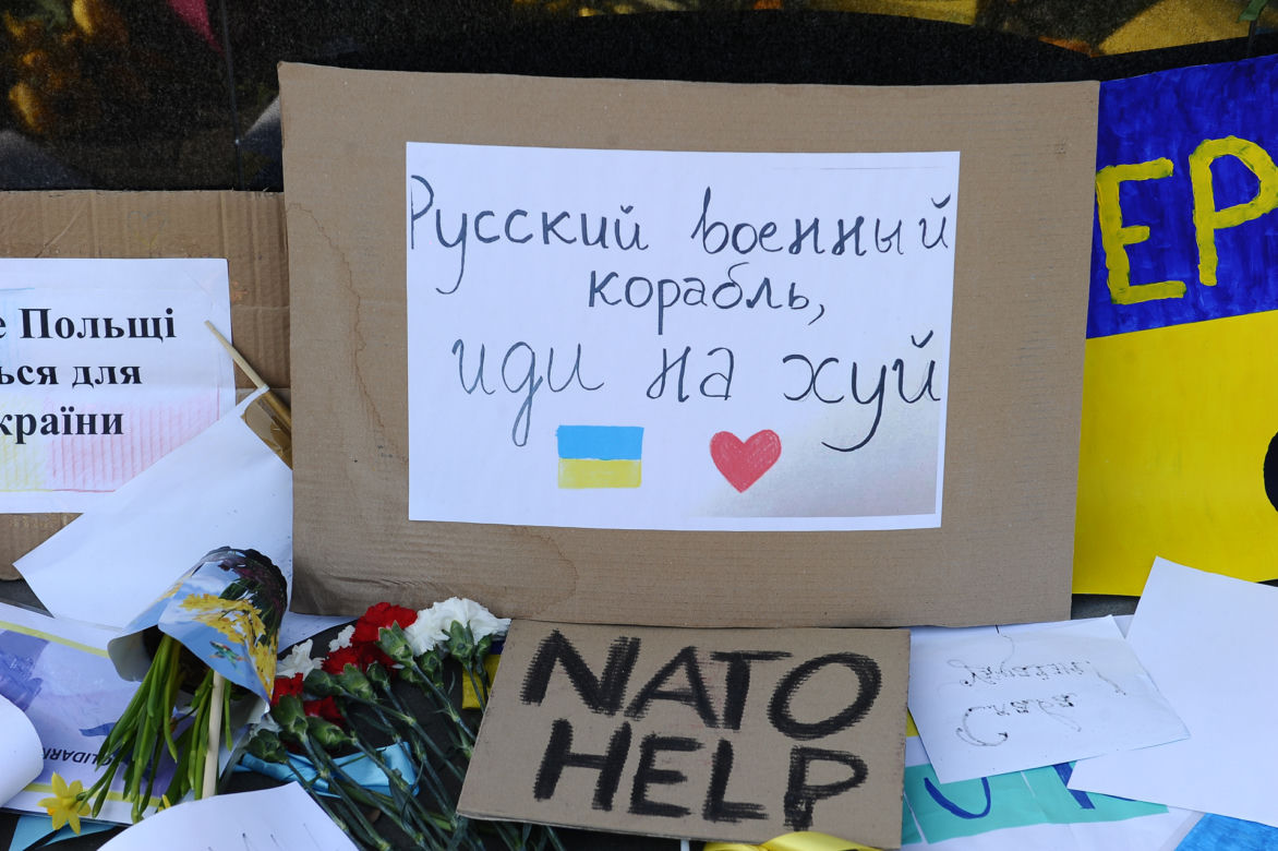 Warszawiacy, w geście solidarności, składają kwiaty pod ambasadą Ukrainy.