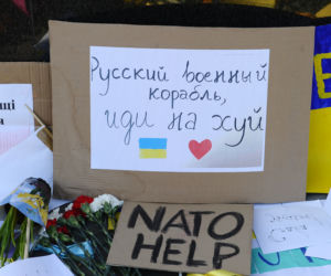 Warszawiacy, w geście solidarności, składają kwiaty pod ambasadą Ukrainy.