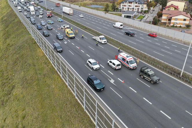 Potężna kraksa na S2. Ranne dwie osoby, w tym żołnierz