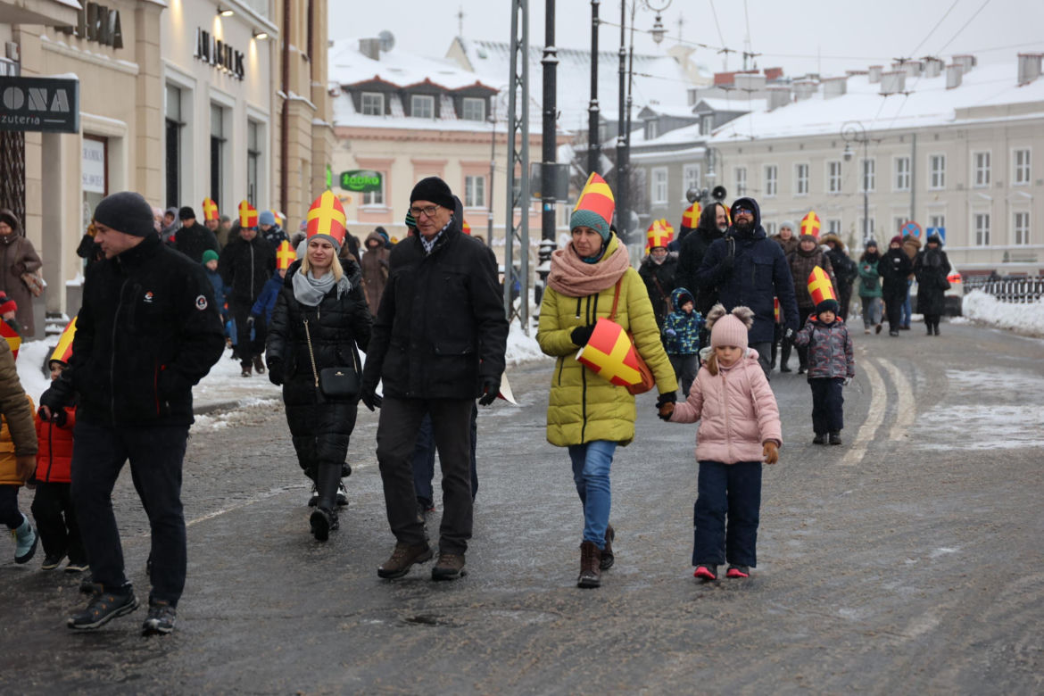 Orszak Świętego Mikołaja 2023 przeszedł przez Lublin. Było śnieżnie i radośnie! 