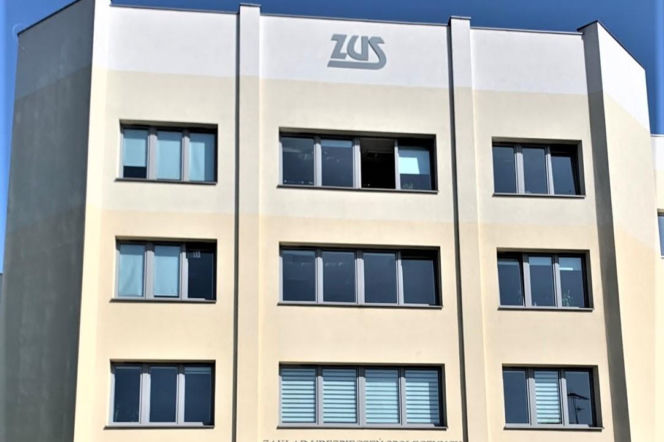 Budynek ZUS z jasną elewacją i licznymi oknami, symbolizujący przypomnienie o terminie składania wniosków o 800 plus do 30 czerwca. Rodzice mogą stracić pieniądze za czerwiec, jeśli nie złożą wniosku. Więcej na ten temat przeczytasz na naszym portalu.