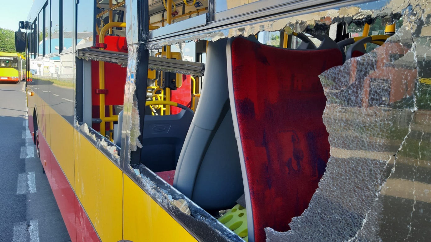 Niebezpieczny wypadek z udziałem autobusu! O włos od tragedii