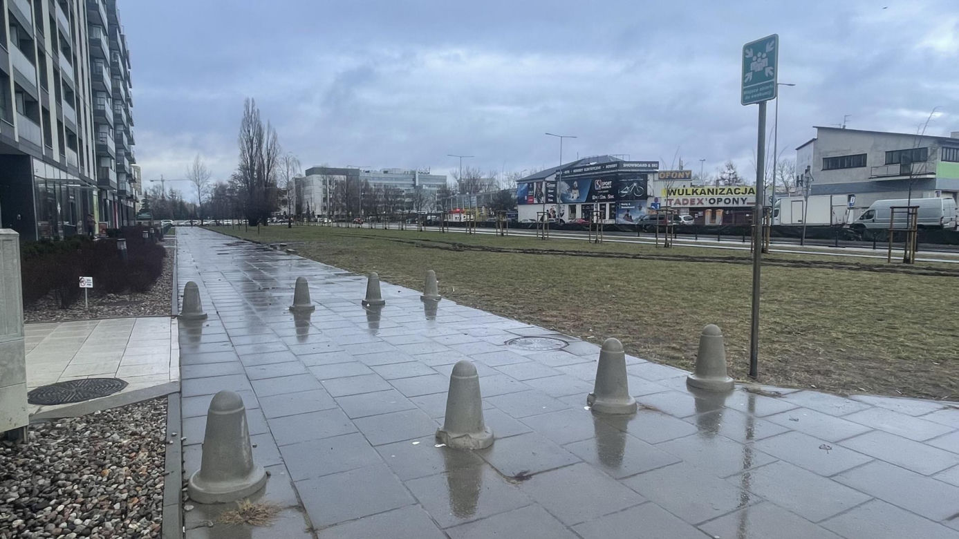 Karetka zakopała się w grząskim trawniku bo na drodze pożarowej stoją słupki 