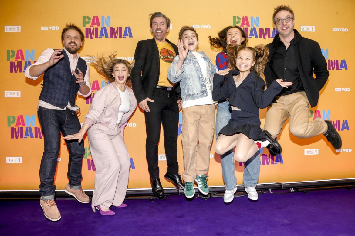 Pan Mama. Sylwester (Paweł Domagała), Patrycja (Karolina Bacia), Miras (Piotr Głowacki), Zuza (Anna Stolarska), Maja (Olga Wypych), Bruno (Mirosław Tamczuk), reżyser Jan Foryś