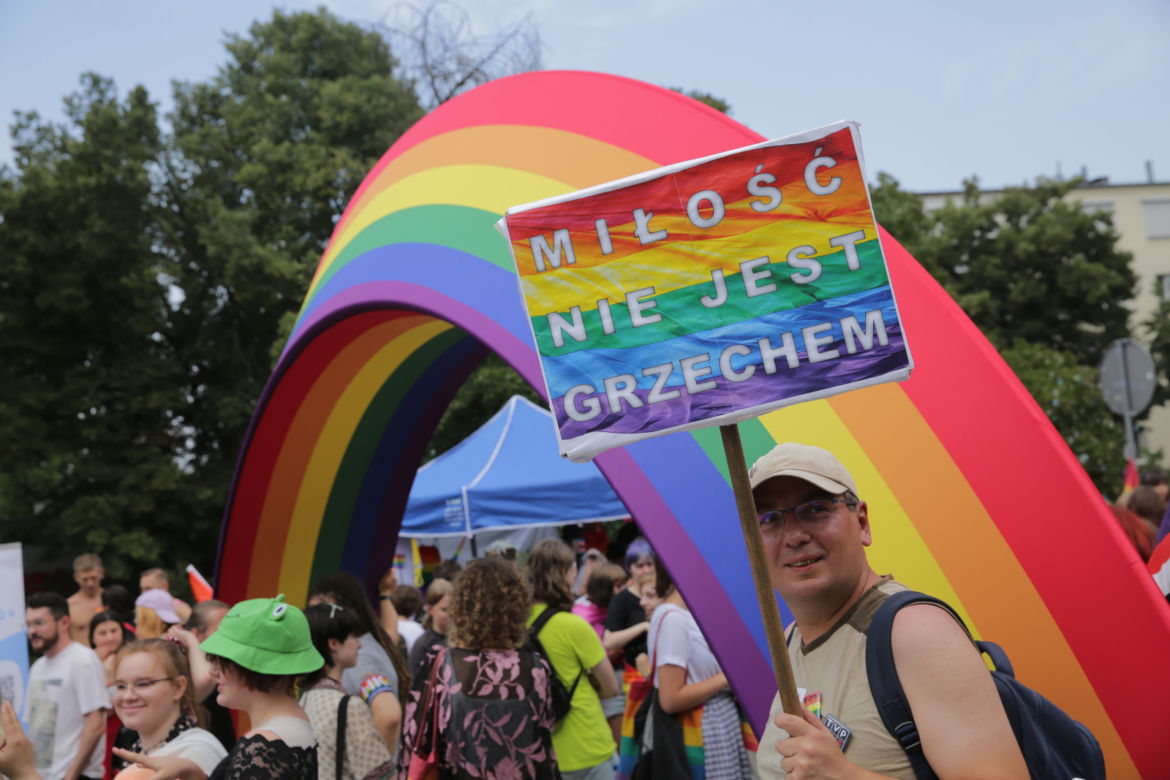Marsz Równości w Olsztynie 2022. Wielobarwna parada przeszła ulicami miasta [ZDJĘCIA]