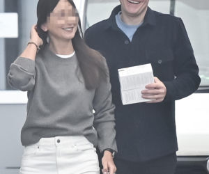 Marcin Mroczek z dziewczyną w cukierni