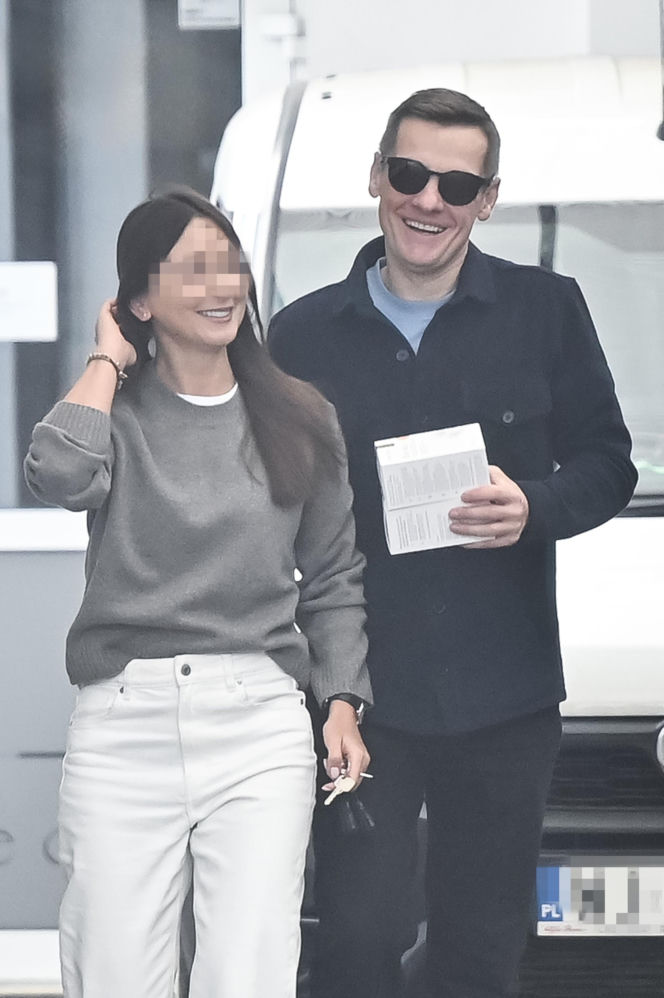 Marcin Mroczek z dziewczyną w cukierni