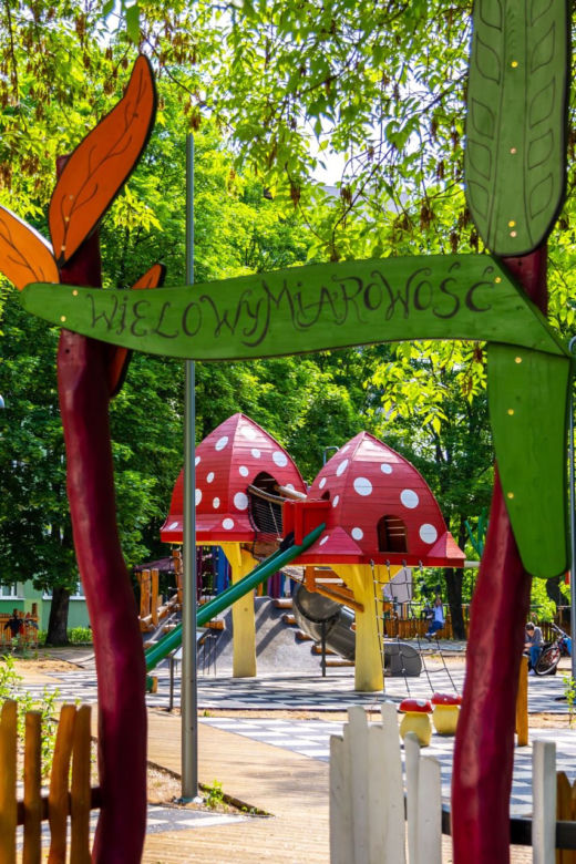 Plac zabaw inspirowany Alicją w krainie czarów