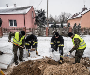 Płock. ALARM POWODZIOWY na Wiśle! Rzeka zalała DK nr 62! Na miejscu strażacy [ZDJĘCIA, RELACJA]