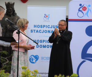 Kard. Grzegorz Ryś podczas 20-lecia Hospicjum im. Chrystusa Króla w Stróżach: Bóg ma na imię „Tata”