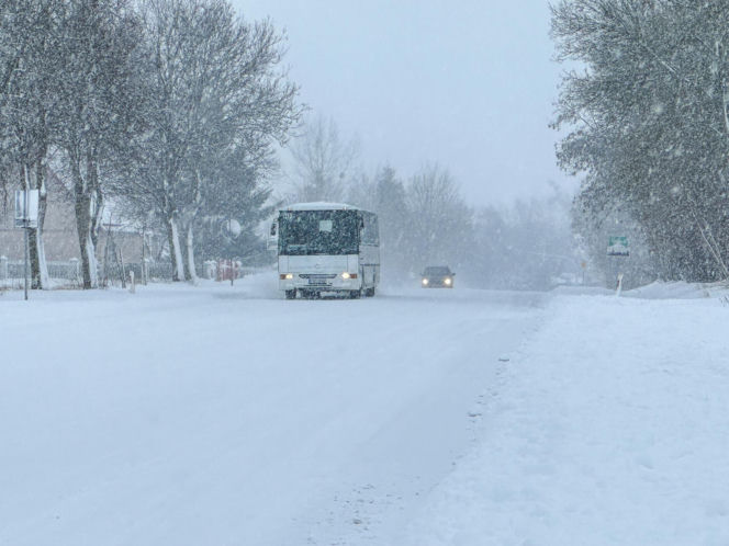 Ostróda w centrum śnieżycy. Burmistrz nocą ratował ludzi. Kierowcy nocowali w urzędzie