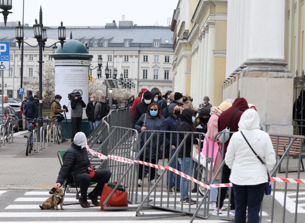 Gigantyczna kolejka do szczepień bez rejestracji. Plac Bankowy