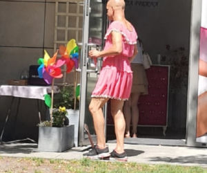 Cztery kilogramy lodów skradzione z lodziarni! Złodziejem facet w różowej sukience!