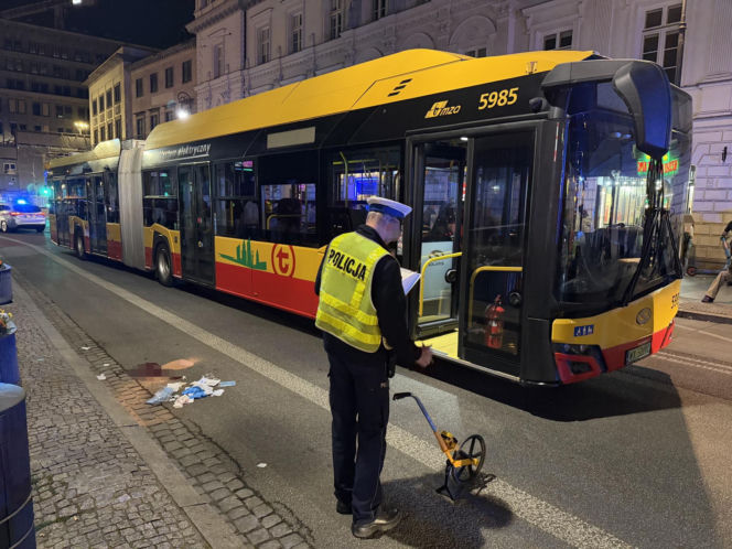 Autobus potrącił kobietę na Nowym Świecie
