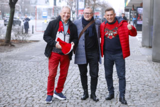 Sportowcy i aktorzy pod siedzibą TVN