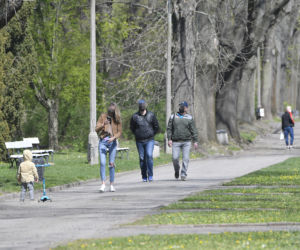 Rozluźnienie w Warszawie. Otwarte Parki i bulwary