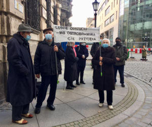 Manifestacja przed kościołem 