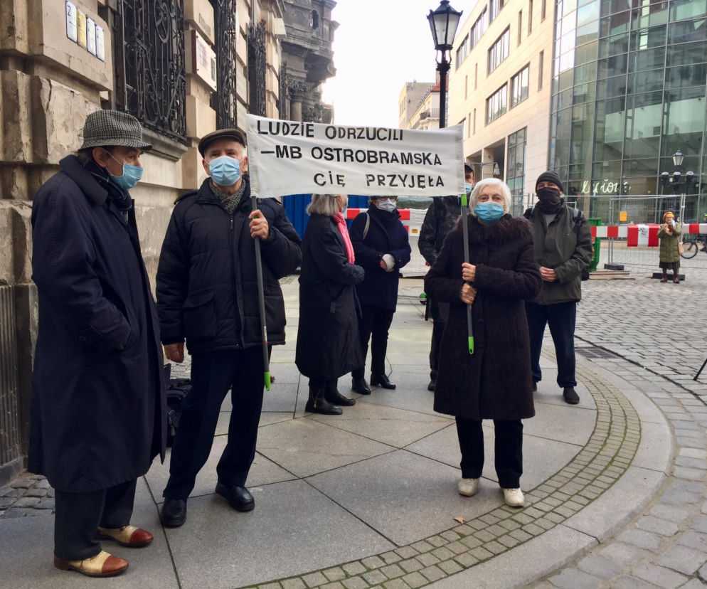 Manifestacja przed kościołem 