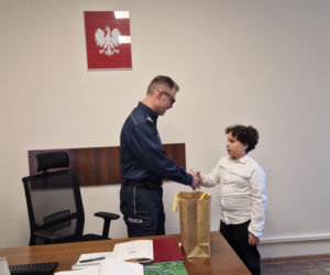 9-letni Omar jednym telefonem uratował życie mamy. „Dzięki szybkiej reakcji chłopca pomoc dotarła na czas”