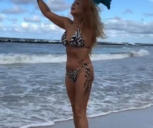 Szał na plaży nad Bałtykiem. Ewa z Sanatorium miłości zrzuciła ubrania. Co za figura w bikini!