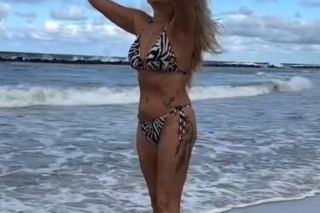 Szał na plaży nad Bałtykiem. Ewa z Sanatorium miłości zrzuciła ubrania. Co za figura w bikini!