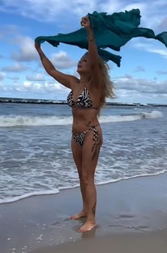 Szał na plaży nad Bałtykiem. Ewa z "Sanatorium miłości" zrzuciła ubrania. Co za figura w bikini!