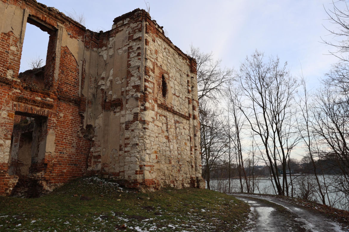 Ruiny zamku w Bychawie położone są nad zalewem