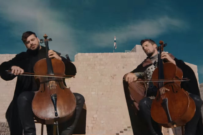 2Ceelos - piosenka z Gry o Tron zagrana w zamku z filmu! [VIDEO]