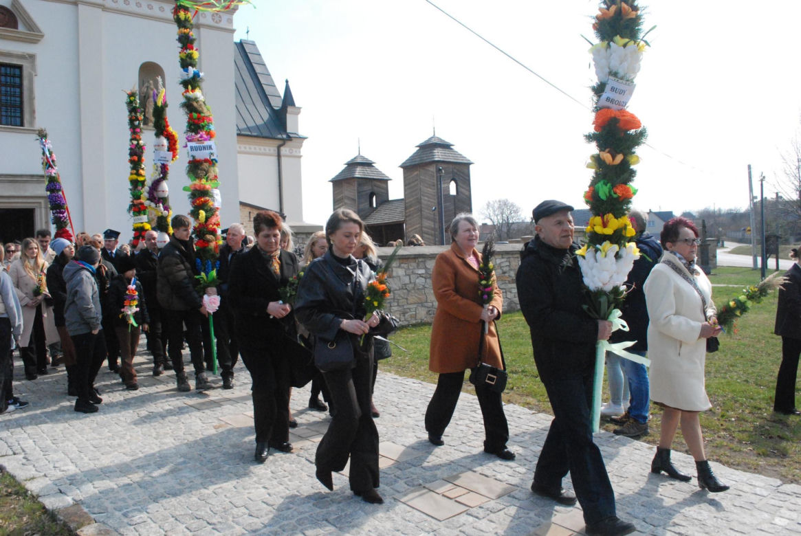 Niedziela Palmowa 2026 w gminie Brody. Barwna procesja i rekordowe palmy w Krynkach