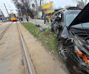Zderzenie tramwaju z samochodem na Puławskiej, jedna osoba w szpitalu